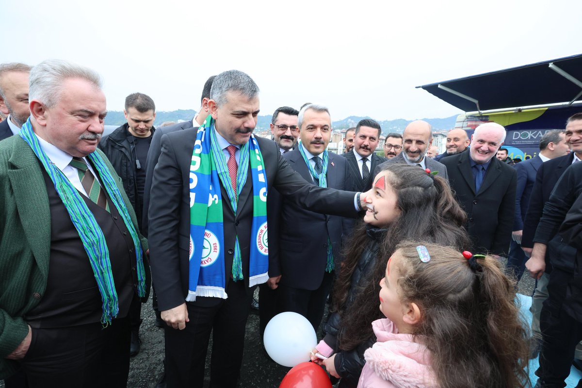 TC_icisleri's tweet photo. İçişleri Bakanımız Sayın @mustafaciftcitr, 3. Rize Kitap Fuarı’nın açılış programına katıldı.

Açılış programındaki konuşmasında Sayın Bakanımız, kitabın medeniyetin temel taşı olduğunu vurguladı. Okumanın yalnızca kültürel değil, aynı zamanda manevi bir sorumluluk olduğunun altını çizdi.

“Kitap insanlık hafızasının en sahih taşıyıcısıdır” ifadelerini kullanan Sayın Bakanımız, bir milletin ufkunun okuduğu eserlerin derinliğiyle şekillendiğini belirtti.

İslam medeniyetinde ilmin merkezi bir yere sahip olduğunu ifade eden Sayın Bakanımız, Kur’an-ı Kerim’in ilk emri olan “Oku” hitabının; insanı, hayatı ve kâinatı anlamaya yönelik güçlü bir çağrı olduğunu vurguladı.

Gençlerin kitapla buluşmasının önemine dikkat çeken Sayın Bakanımız, fuarın Rize’nin kültürel hayatına katkı sunacağını belirtti.

#Rize