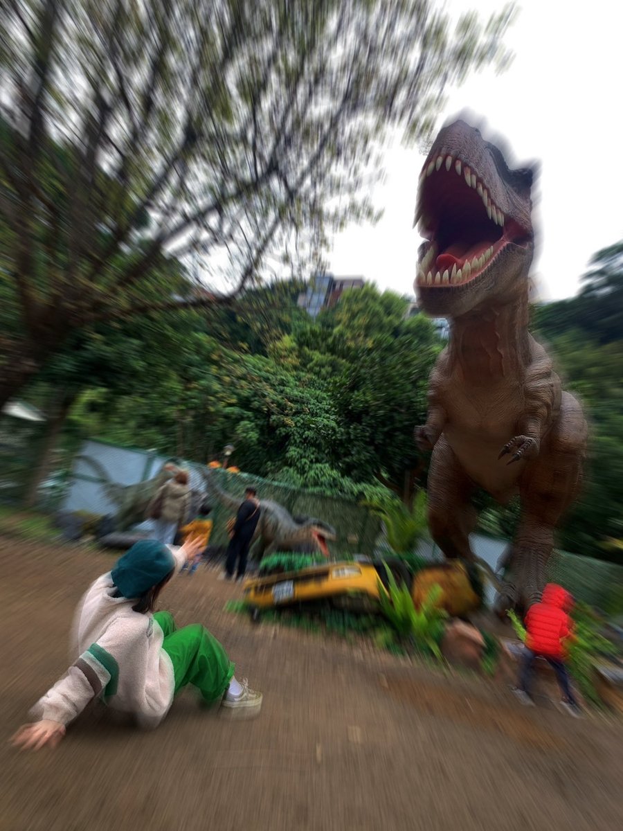 nz_1009's tweet image. 幫恐龍寫生被咬😰
#Dinosaur
#paint from nature
#恐龍