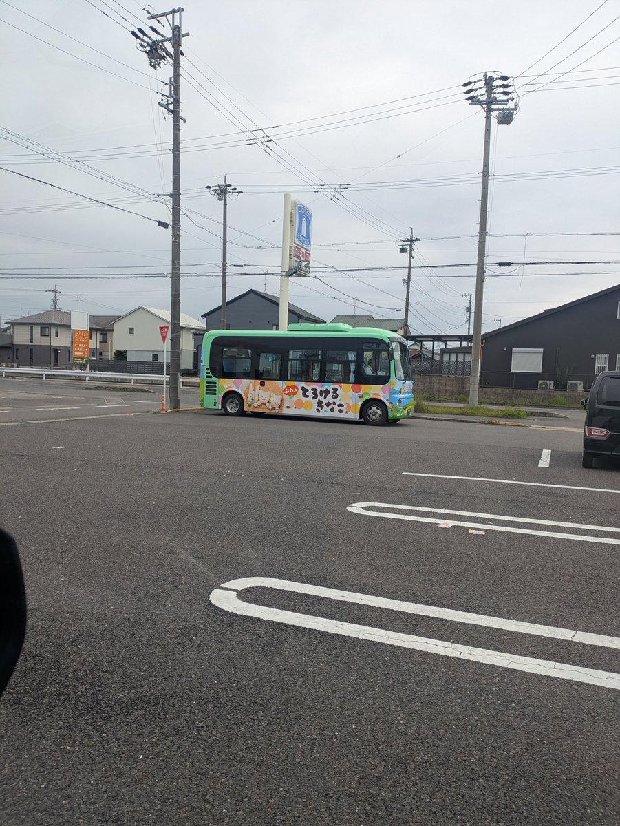 コンビニの駐車場内に、コミニティバスの停留所が・・
いーね✌
#北名古屋市 
#LAWSON