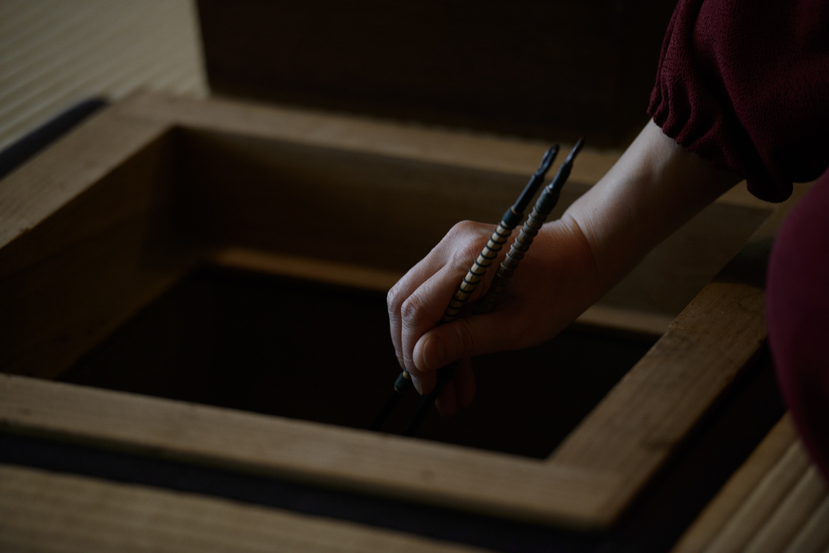 改めまして。

私は「茶の湯を撮る写真家」。
ただ、茶道の専門家とは言い難く、ろくに点前もできません。
むかし、生前の先生に言われたことがあります。
「あなたは、とにかくお茶を飲むことができればいいのよ。」

そのやさしい言葉に、ずいぶん救われました。