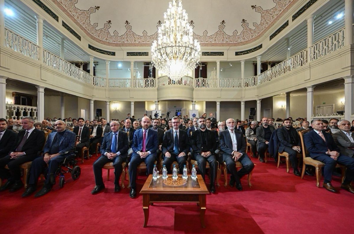 burhanduran's tweet photo. Millî İrade Platformu tarafından “Türkiye Yüzyılı’nda İletişim” temasıyla düzenlenen programa katılmaktan büyük bir memnuniyet duydum.

Geçmiş dönemlere baktığımızda Türkiye’de iletişim ve medya maalesef belli başlı imtiyazlı sınıfların elinde, bir toplumsal mühendislik aracı olarak yaygın bir şekilde kullanılmıştır.

Türkiye’yi kendi iddialarından, kendi kültüründen ve kendi medeniyet tasavvurundan uzaklaştırmak için mümkün olan her türlü kitle iletişim aracı bilfiil kullanılmıştır.

28 Şubat sürecinde, kitle iletişim araçları darbeyi manşetlerle, TV programlarıyla, haber bültenleriyle, ekran yüzleriyle hazırlamış, icra etmiş ve savunmuştur.

2002 yılında Sayın Cumhurbaşkanımızın liderliğinde başlayan süreç, birçok alanda olduğu gibi iletişim ve medya alanında da yeni bir dönemin başlangıcı olmuştur.

Türkiye bugün vesayetten arınmış, iç barışını sağlamış, gündelik kısır tartışmaların gölgesinden kurtulmuş, bölgesel ve küresel politikada söz sahibi, istikrarlı bir ülkedir.

Türkiye Yüzyılı vizyonumuz hem ülkemizin değerlerine değer katacak hem de yakın coğrafyamız başta olmak üzere tüm insanlık için barış, adalet ve refah odaklı politikalarla yol gösterici olacaktır.

Türkiye’nin imaj ve itibarını uluslararası toplum nezdinde en üst noktaya taşımak en temel gayemizdir. 

Sayın Cumhurbaşkanımızın liderliğinde bugün Türkiye; durduğu yeri, temsil ettiği değerleri ve savunduğu argümanları net biçimde ortaya koyan; güçlü bir iletişim perspektifine sahip bir ülkedir.

Bu düşüncelerle programın hayırlara vesile olmasını diliyor, emeği geçen herkese teşekkür ediyorum.