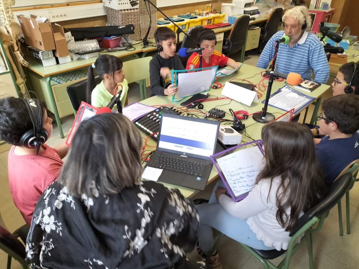 Lebrero3's tweet photo. Hablando de libros y lectura en la emisora del Colegio de Fermoselle: "ONDAS SIN FRONTERAS". https://t.co/qqLOLMMQjP