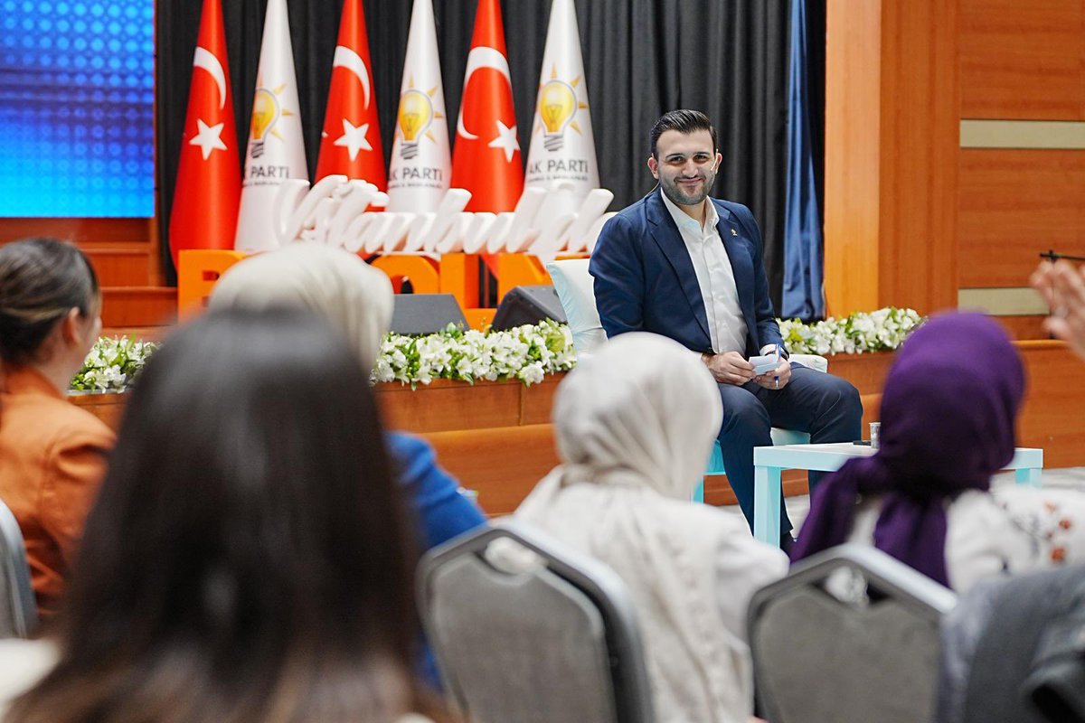 akgencistanbul's tweet photo. "Mahallede başlayan, belediyede karşılığı olan, sahada uygulanabilir siyaset" mottosuyla yola çıktığımız; Yerel Yönetimler Atölyemizi tamamlamanın mutluluğunu yaşıyoruz.
Son oturumumuzu İl Gençlik Kolları Başkanımız Sayın @nevzatyucetr’nin katılımlarıyla gerçekleştirdik. https://t.co/T0D5SZw4l1