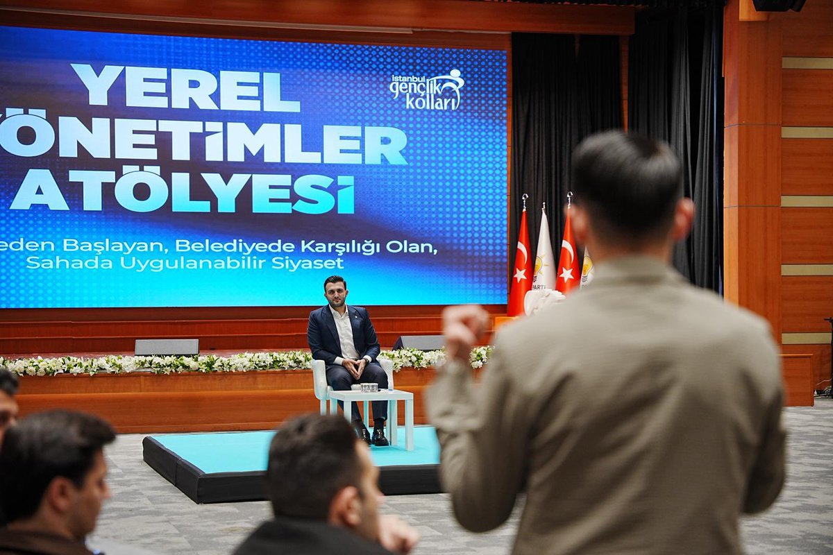 akgencistanbul's tweet photo. "Mahallede başlayan, belediyede karşılığı olan, sahada uygulanabilir siyaset" mottosuyla yola çıktığımız; Yerel Yönetimler Atölyemizi tamamlamanın mutluluğunu yaşıyoruz.
Son oturumumuzu İl Gençlik Kolları Başkanımız Sayın @nevzatyucetr’nin katılımlarıyla gerçekleştirdik. https://t.co/T0D5SZw4l1