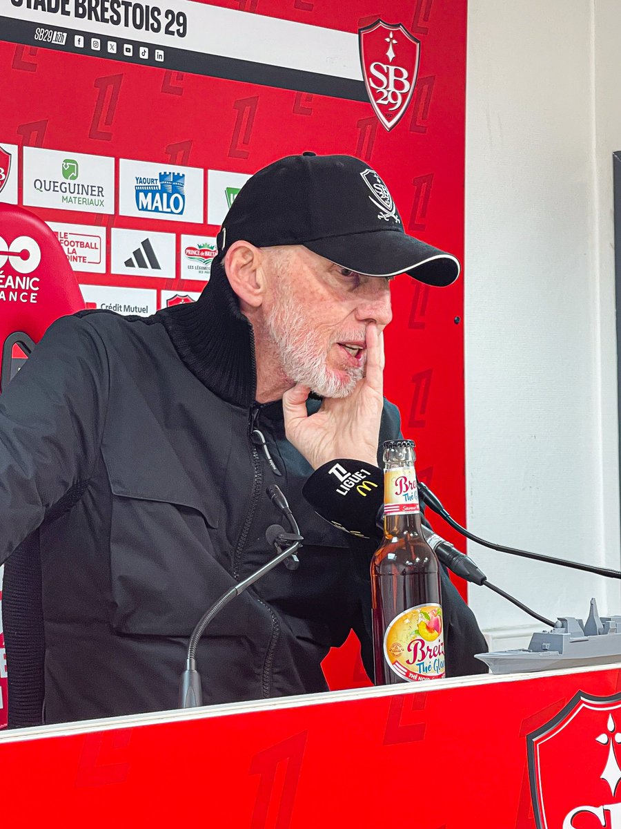 SB29's tweet photo. #SB29RCL🎙️𝐄́𝐫𝐢𝐜 𝐑𝐨𝐲 : « Il n’y avait pas d’euphorie à la mi-temps. Certes, nous avons été réalistes, avec de beaux buts, à l’image du dernier. Mais ce qui me déçoit, c’est que ce que j’ai dit à la pause n’a pas été appliqué.  Ne pas faire de cadeaux pour ne pas les relancer.
C’est nous qui leur avons redonné de l’élan. Et face à une équipe comme celle-ci, qui peut rapidement basculer dans l’euphorie, il devient ensuite très difficile de les arrêter. Je n’ai pas compris notre manque de maturité. On a même failli perdre ce match…
Ce qui est dommage, c’est d’avoir montré deux visages du Stade Brestois ce soir. Alors oui, il y a eu du spectacle, mais dans mon rôle, certaines choses ne sont pas acceptables. »