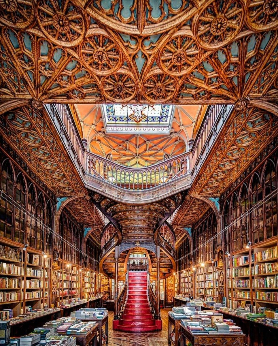 Livraria Lello, One of the Most Beautiful Bookstores in the World.
Portugal 🇵🇹