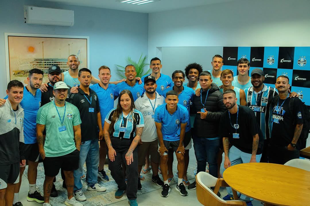 Os torcedores responsáveis pela pintura da Arquibancada Norte da Arena foram convidados pelos jogadores do Grêmio para um encontro no CT Luiz Carvalho.

Além do reconhecimento, o grupo compartilhou detalhes sobre o trabalho realizado no estádio.

📸 Lucas Uebel/Grêmio FBPA