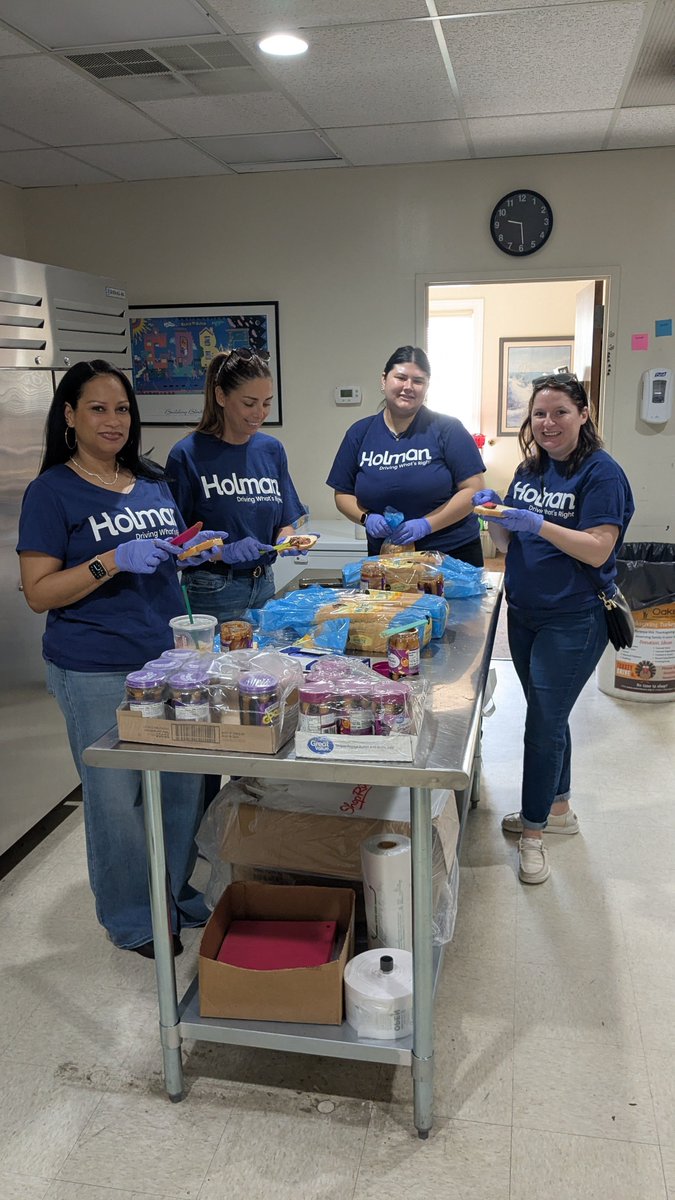 OaksIntCare's tweet image. In honor of 💚 National #VolunteerAppreciationWeek, we want to send a huge THANK YOU to our volunteers from @Holman_hq who generously gave their time and energy to our mission. 👏

With your support, we we can continue making a positive impact in our community.
#GivingBack