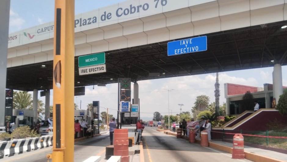 GN_Carreteras's tweet image. #TomePrecauciones en #Puebla se registra cierre parcial de la circulacion por presencia de personas en la caseta de cobro número 076 Tehuacán, Pue. Km 039+400 en la carretera Cuacnopalan - Oaxaca. Atienda indicación vial.