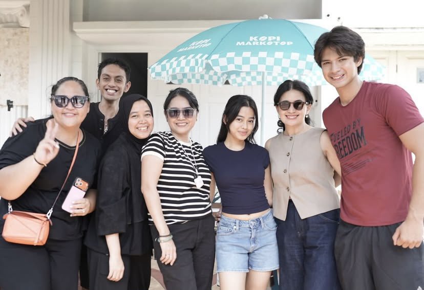 nay is seated 4 #ELUNARA ✮⋆˙ tweet media