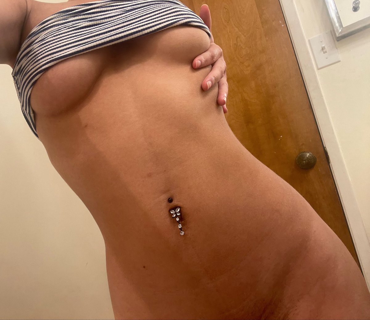 valentin30x's tweet photo. Miss me🙈 #nsfwtwt #tits #petite #nude https://t.co/onf8hc9stu