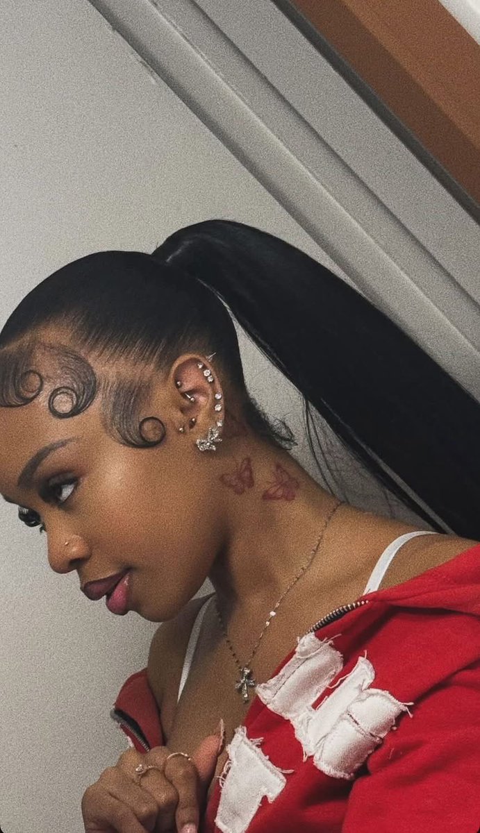 The urge to get my whole ear pierced 😩😍