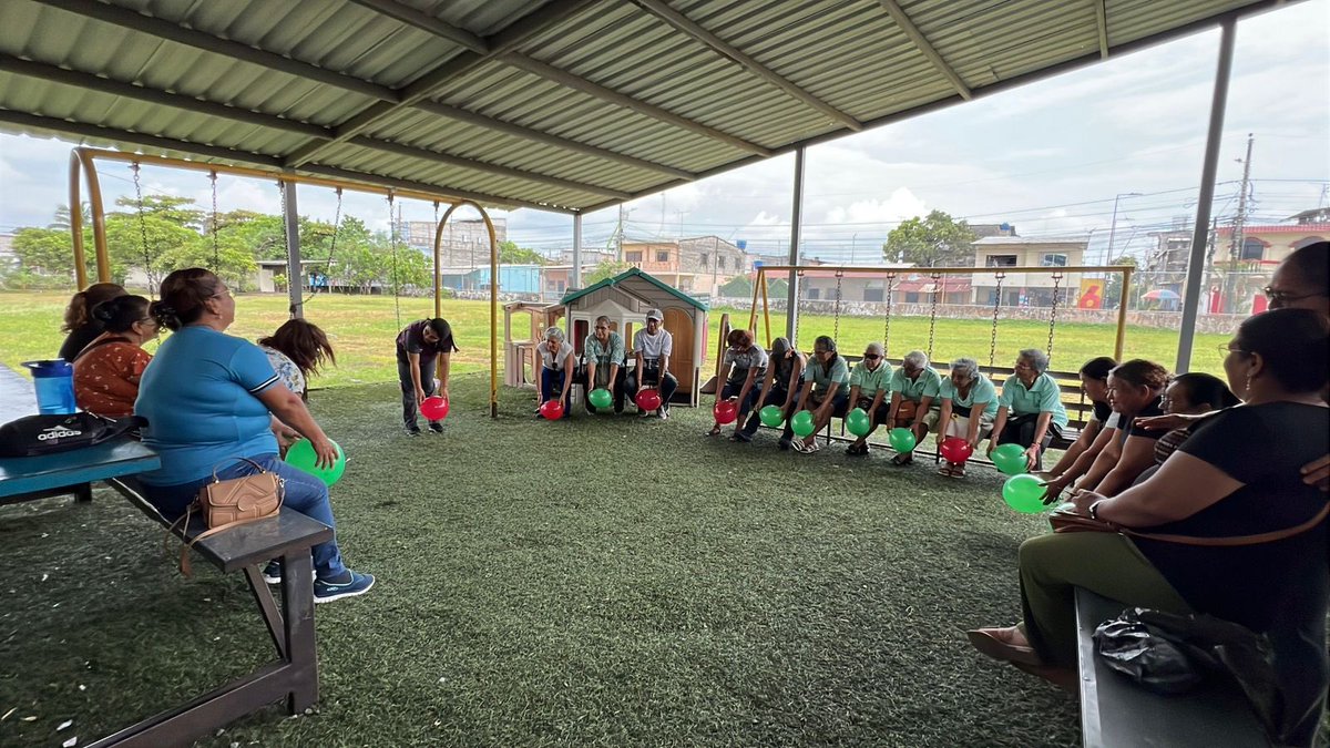 Salud_Guayas's tweet photo. #Samborondón l Técnico en Atención Primaria de @Salud_Ec realizó #ActividadFísica 🏃‍♂️ y asesoría 🗣️ sobre #AlimentaciónSaludable 🥗 con el club de adultos mayores con el objetivo de promover hábitos saludables para mejorar la calidad de vida.
#ElNuevoEcuador https://t.co/8y0QpRV0Ii