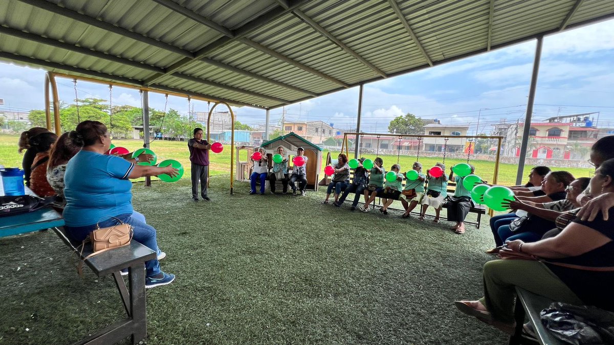 Salud_Guayas's tweet photo. #Samborondón l Técnico en Atención Primaria de @Salud_Ec realizó #ActividadFísica 🏃‍♂️ y asesoría 🗣️ sobre #AlimentaciónSaludable 🥗 con el club de adultos mayores con el objetivo de promover hábitos saludables para mejorar la calidad de vida.
#ElNuevoEcuador https://t.co/8y0QpRV0Ii