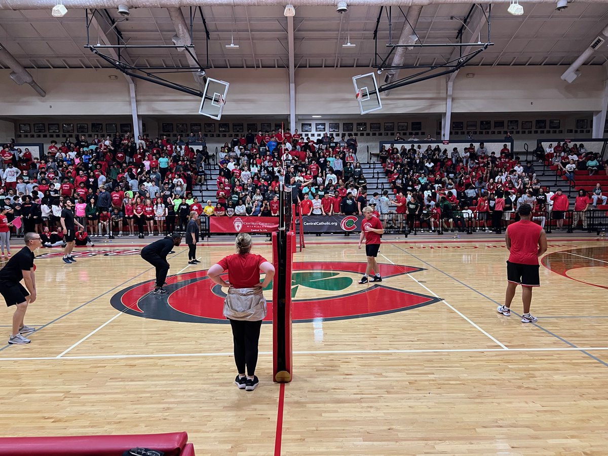 centralcatholic's tweet photo. ☘️🔥 FINAL PEP RALLY 🔥☘️
Great energy in Sullivan Center for Spring Sports Rally — capped by Class of 2026 defeating Staffulty 2-1 in annual volleyball match for 2nd straight year!!! 🏐
Just another reason it’s GREAT to be Irish — GO IRISH!!!
#CentralToLife I #CentralToAthletics I #CentralToSuccess ☘️💚