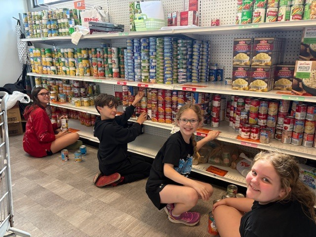 AbbeyJBolton's tweet image. Proud of the Davey Student Council for giving back to the community! 🙌 Volunteering at Kent Social Services and making a real difference. #CommunityService #DaveyDragons #GiveBack #WeAreResponsible @KentSchools