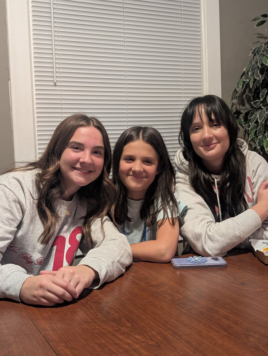 MetroexShort's tweet photo. @zachlanebryan My dates for tomorrow night have been waiting months!!! No better feeling as a single dad than to take his daughters to see their favorite artist. They know every word to every song https://t.co/ryLsqQUBmg