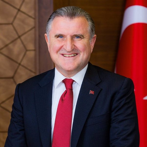 Sporseverler, "Şampiyon Cimbom" diyen Gençlik ve Spor Bakanı Osman Aşkın Bak'ı istifaya davet ediyor.