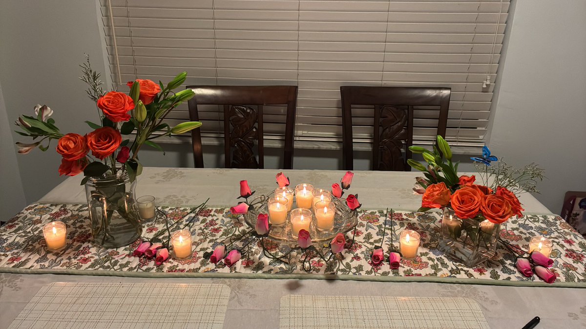 springtea25's tweet photo. Went to a florist shop asked her what flower lasts long/ does she have preserved flowers? 
Her: oh wow are you making wedding table? 
Me: no just my dining table 🤭 https://t.co/xoR0YzzxDF