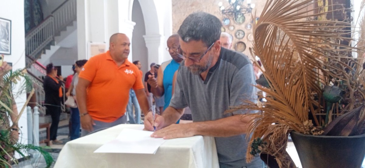 Con nuestras firmas y el contundente desfile que tendremos el Primero de Mayo, nuestro pueblo demostrará q a pesar de las vicisitudes nos une el aprecio tremendo a nuestra independencia, recalcó Luis Octavio Hernández, artesano artista, al apoyar el movimiento #MiFirmaPorLaPatria