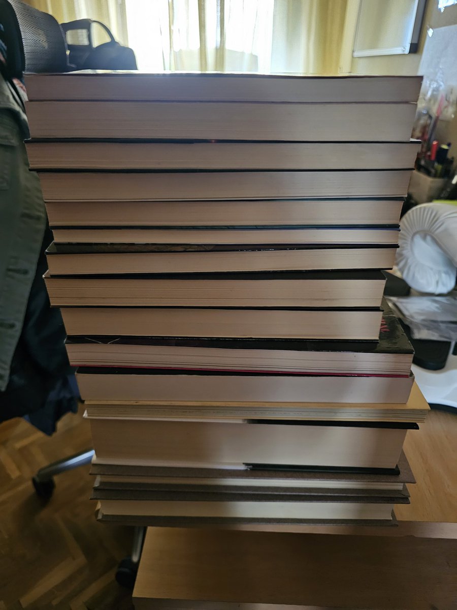 A veces una #escritora no tiene más remedio que enfrentarse al doloroso (pero necesario) proceso de expulgar su #biblioteca personal. Estos ejemplares han tenido suerte: ya están en un lugar acogedor y luminoso, al alcance de muchos jóvenes #lectores.