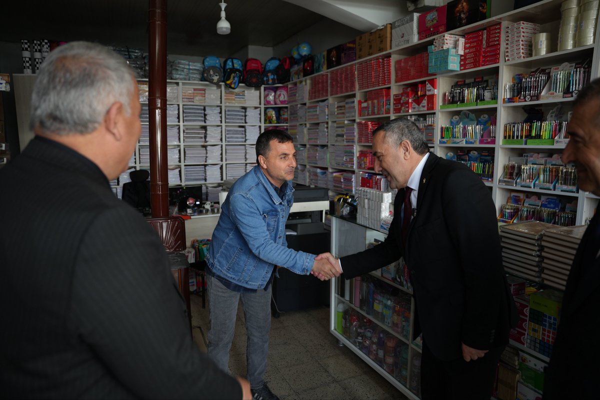 AK_PartiVan's tweet photo. 📍 Muradiye | Çarşı Ziyareti

İl Başkanımız Abdulahat Arvas, Muradiye İlçe Başkanımız Kutbettin Durmaz ve il yönetimimizin katılımıyla çarşı esnafımızı ve kıymetli hemşehrilerimizi ziyaret ettik. Samimi sohbetler ettik, dertlerini dinledik, gönüllerine misafir olduk.
@akparti
@abuyukgumus 
@MustafaAlkayis 
@Recep_ayd25
