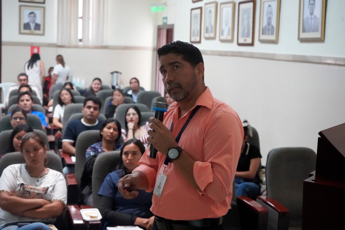 INSPI_ECUADOR's tweet photo. El 24 de abril, el INSPI desarrolló con éxito la charla “Diagnóstico Microscópico de Malaria y Sistema de Aseguramiento de la Calidad”, en su sede central en Guayaquil, en conmemoración del Día Mundial del Paludismo.

Este espacio académico, organizado por el CRN de Parasitología y Micología, reunió de manera presencial y virtual a estudiantes y profesionales de la salud de instituciones como la Universidad Estatal de Guayaquil, el Tecnológico Espíritu Santo, así como personal del MSP e INSPI. Durante la jornada se abordaron temas clave como:

 🔬 Aspectos biológicos, clínicos y epidemiológicos de la malaria.
 🔬 Diagnóstico microscópico en el país.
 🔬 Características morfológicas de las especies de Plasmodium.
 🔬 Sistema de aseguramiento de la calidad en el diagnóstico parasitológico.

Además, los participantes presenciales fortalecieron sus conocimientos mediante una práctica en microscopía, consolidando habilidades técnicas fundamentales.

Con estas acciones, el INSPI reafirma su compromiso con el fortalecimiento del diagnóstico oportuno y de calidad, contribuyendo a la meta nacional de eliminación de la malaria en el Ecuador.