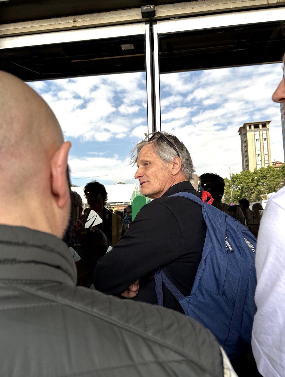 Dono fe que aquest home té una paciència exemplar. El tenia davant mentre feiem cua a la Renfe el dia de l’apagada i va fer gala d’un estoïcisme encomiable. Amb la lectura d’un llibre va fer front a la situació i es va esperar amb tots nosaltres com un més. 🔝🫶🏻
