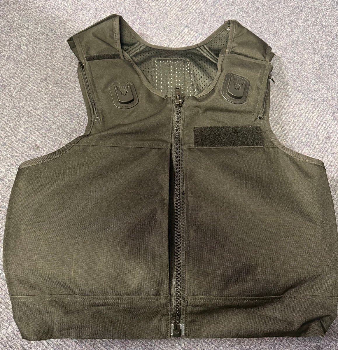 DorsetSpecials's tweet image. Special Constables, like regular officers, rely on body armour to protect against bullets and stab threats. Using materials like Kevlar and ceramic plates these offer vital safety. Worn with uniforms, they ensure comfort, mobility, and protection on duty. #Police #Safety