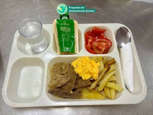 Hay que ser muy miserable cómo para querer dejar sin alimentación a 1,8 millones de estudiantes, programa PAES de la Junaeb, mientras se le bajan los impuestos al 1% más rico del país, de verdad chicos, que desgraciados son José Antonio Kast y Jorge Quiroz..

#Junaeb