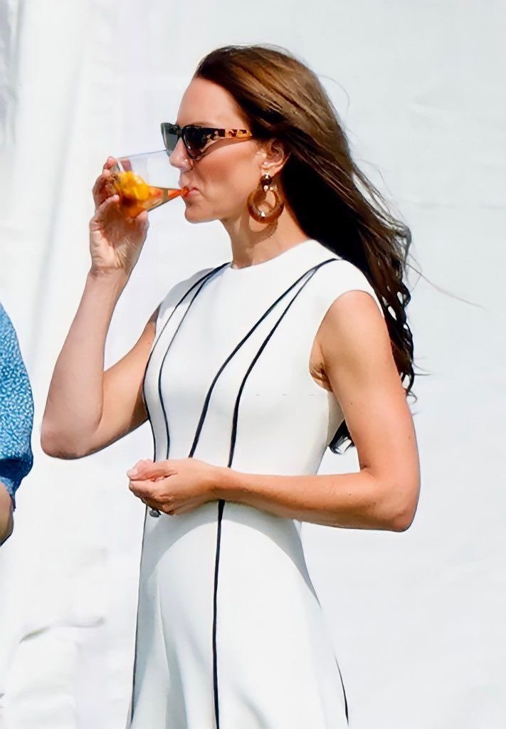 christo34036850's tweet image. Elegance Mindset #weekendvibes #friday #FemaleAlpha  ♔HRH🏴󠁧󠁢󠁷󠁬󠁳󠁿 #Fashionista #frockingFabulous #FutureQueen #queenbee #PrincessofWales #monarchy #friday #CatherinePrincessOfWales #PrincessCatherine #muse #RoyalFamily #iconic #Britishvogue #GHD  #slay  🐝