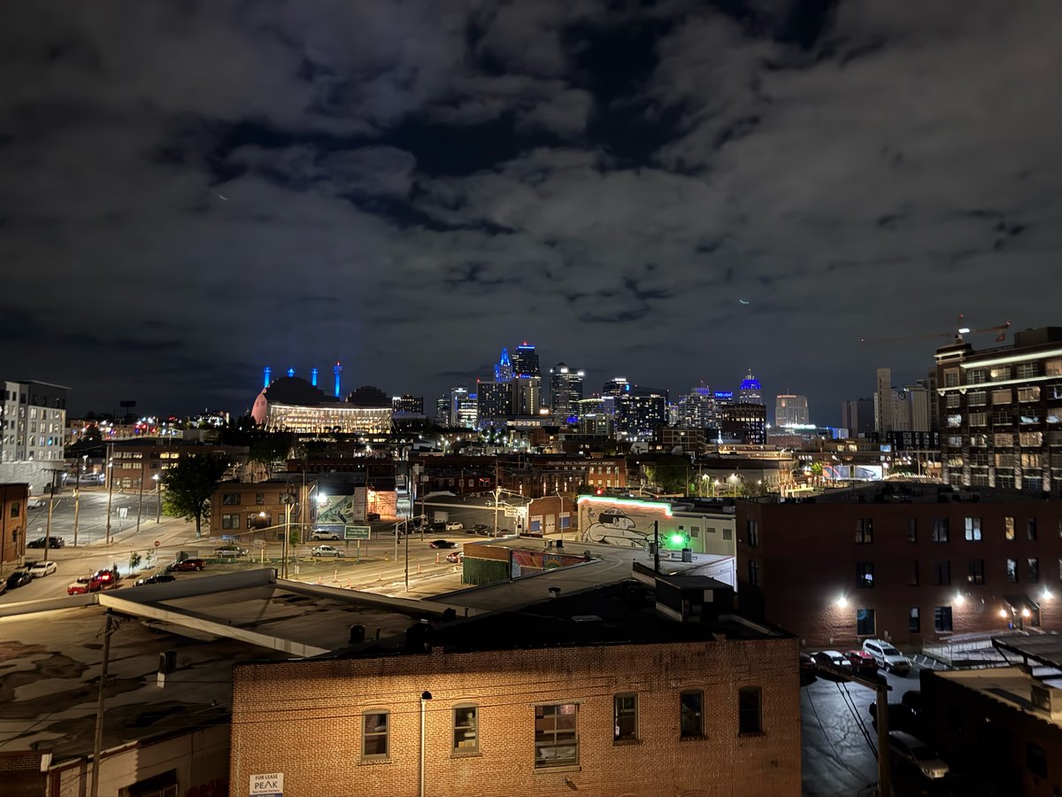 KCSpotlight's tweet image. One of the best views of KC’s skyline: from Percheron, the rooftop bar/restaurant on top of Crossroads Hotel. It’s reopened. Wonderful Mediterranean cuisine. 👌🥙🌃 @crossroadshotelkc #kc #kansascity