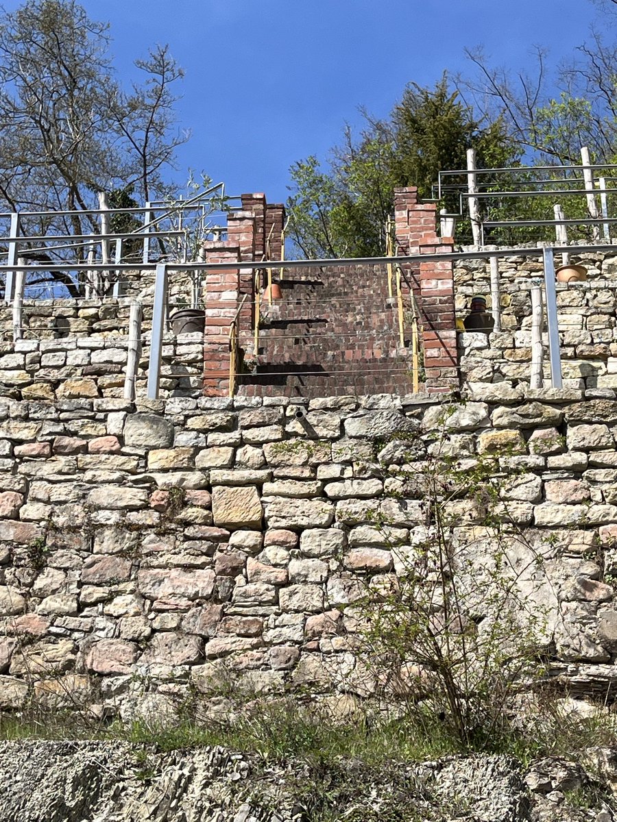 amis_mitterrand's tweet photo. À Rudolstadt, à l’emplacement de l’ancienne faïencerie où François Mitterrand fut détenu en 1940-1941, quelques bâtiments anciens qu’il a pu voir, et la forêt. https://t.co/BPy6OQ7cz2