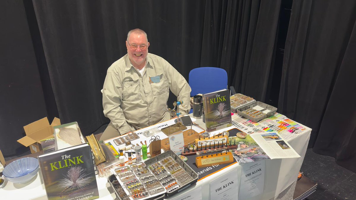 semperfli's tweet image. Great photos of Hans from the EWF last weekend! You're always in good company with Hans at an event! 

#semperfliambassador #flytying #flyfishing #flytying #theklink
