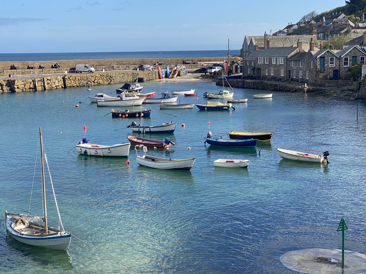 bakrim2000's tweet image. Afternoon light on the harbour 💙   
#Mousehole #cornwall