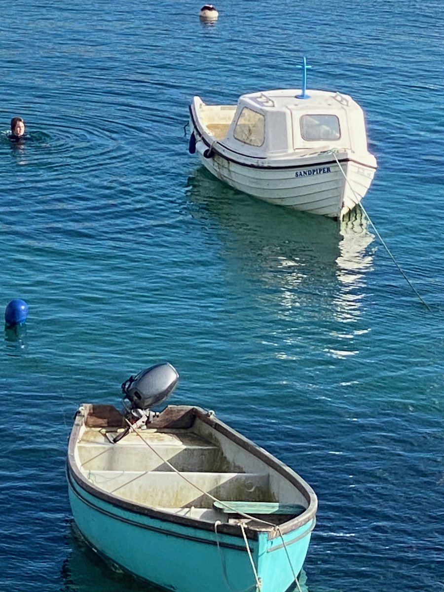 bakrim2000's tweet image. Afternoon light on the harbour 💙   
#Mousehole #cornwall