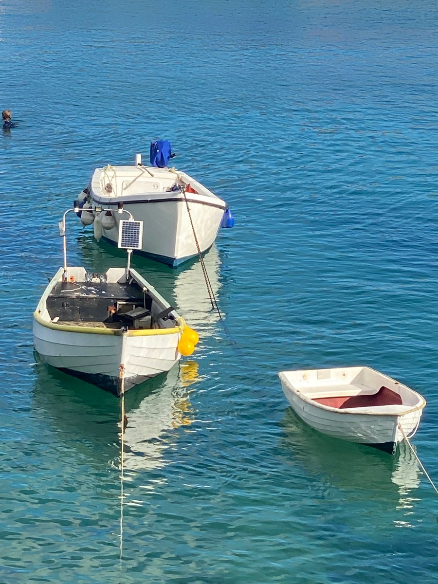 bakrim2000's tweet image. Afternoon light on the harbour 💙   
#Mousehole #cornwall