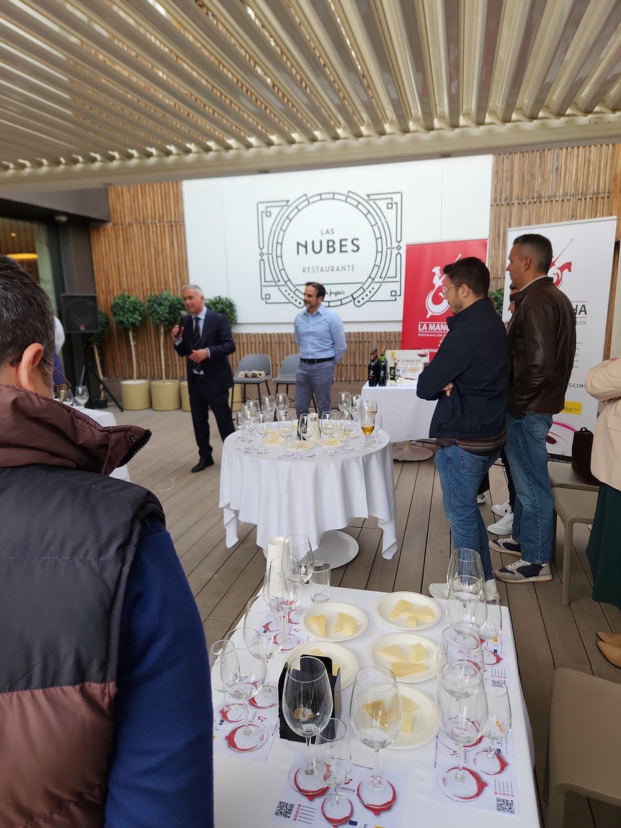 vinodelamancha's tweet photo. Finalizada la cata en #elcorteingles de la calle Pintor Sorolla en #Valencia en la cata-presentación del @FestSentidos, en la que vino, música y tapas han maridado maravillosamente. #CalidadDiferenciada2026 #vinosdecalidad #vinosdolamancha https://t.co/9DIcAvHq4R