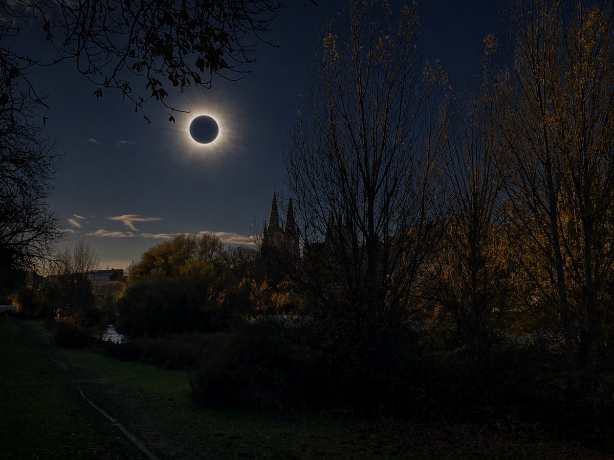 Bea_sda's tweet photo. Seguro que ya sabes que el 12 de agosto de 2026 vamos a vivir un evento único: un eclipse total de Sol. 🌞🌑
Pero lo que igual no sabías es que #Burgos ya tuvo un papel protagonista en otro eclipse el 30 de agosto de 1905.
La historia es tan loca que se merece un hilo 🧵👇 https://t.co/yvuLtGCdYo