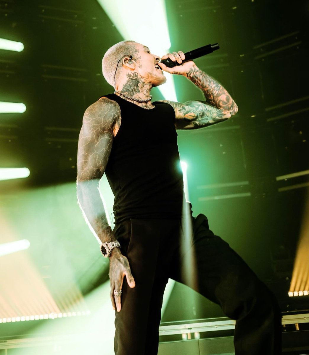 Oli Sykes (Bring Me The Horizon) DEVOURS the stage during performance in LA last night.

📷 Devilman.138 on IG