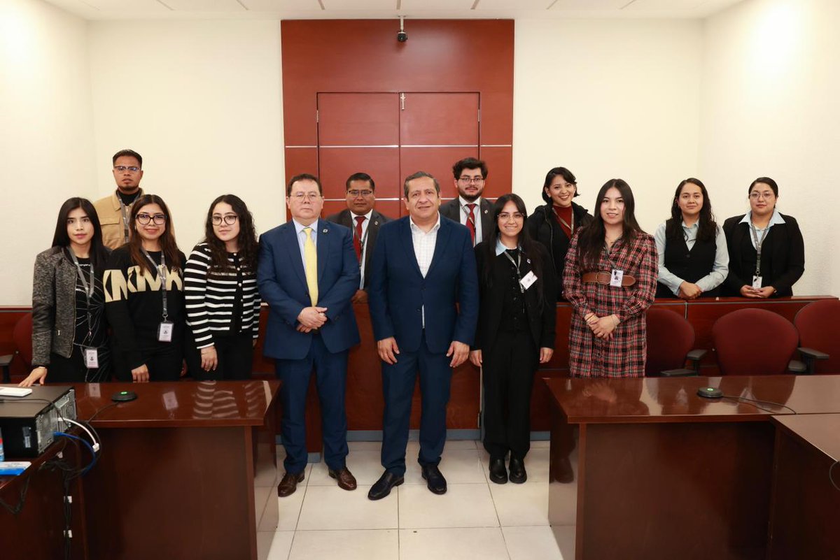 PJEdomex's tweet photo. #Comunicado📄 
Magistrado Héctor Macedo García fortalece cercanía con personal judicial.

• Recorrió tribunales laborales y escuchó inquietudes de quienes operan el sistema.

Acercarse al personal que opera los tribunales laborales permite detectar las áreas de oportunidad en la impartición de justicia. Con esa lógica, el Magistrado Héctor Macedo García, Presidente del Tribunal Superior de Justicia realizó un recorrido por órganos jurisdiccionales de las regiones judiciales de Toluca y Tlalnepantla para escuchar directamente a servidoras y servidores judiciales.

Conoce más información⬇️
https://t.co/98PCjLOpTf