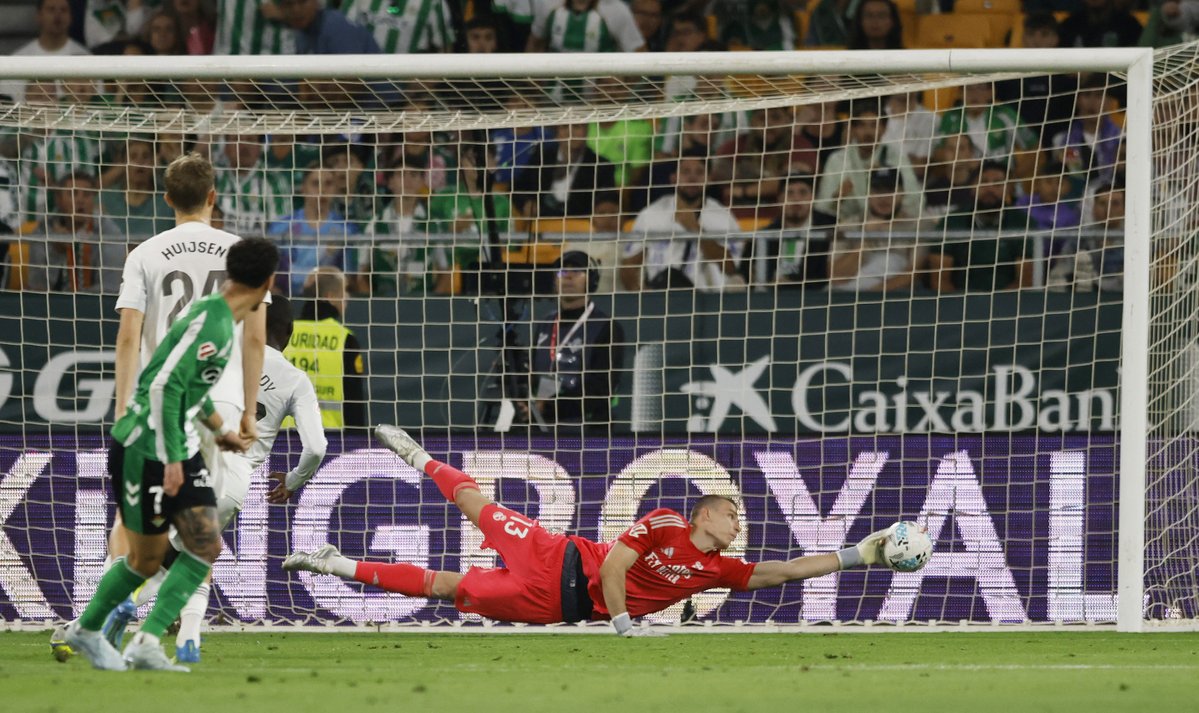 elchiringuitotv's tweet image. 🧱 El muro blanco tiene nombre y apellido en La Cartuja.

💥 Andriy Lunin.