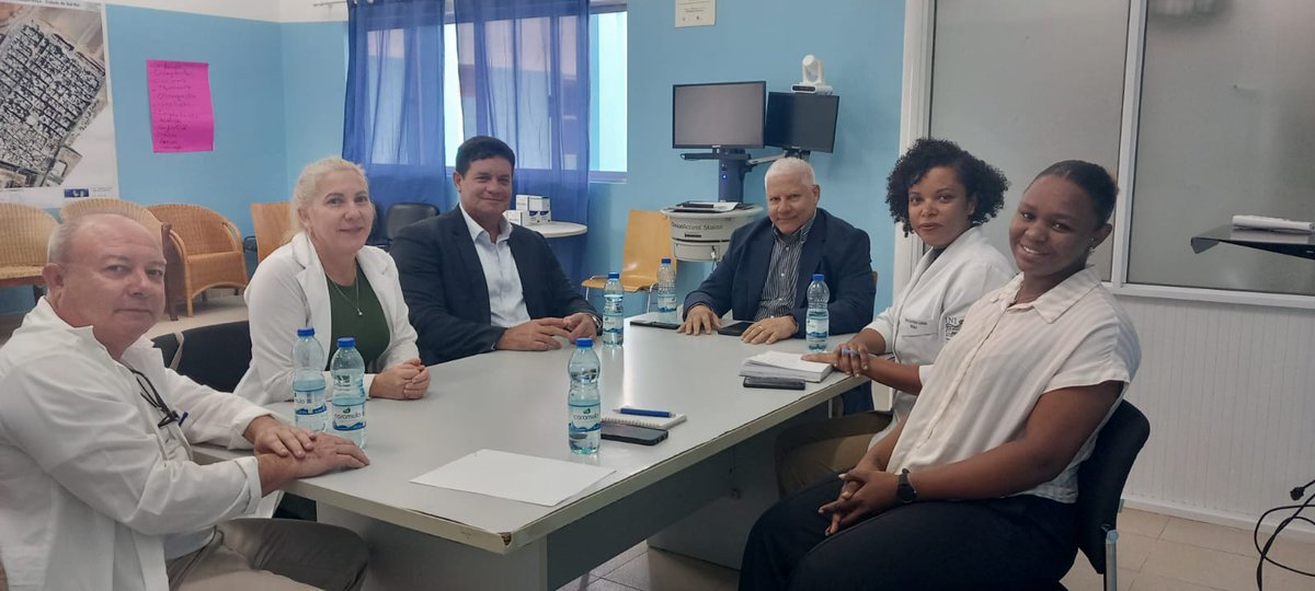Visita de trabajo del embajador de Cuba en Cabo Verde Turcios Miguel Esquivel López y el Dr Noslando Ramos González jefe misión médica con dirección delegacia de salud isla de boa vista 
#CubaCoopera