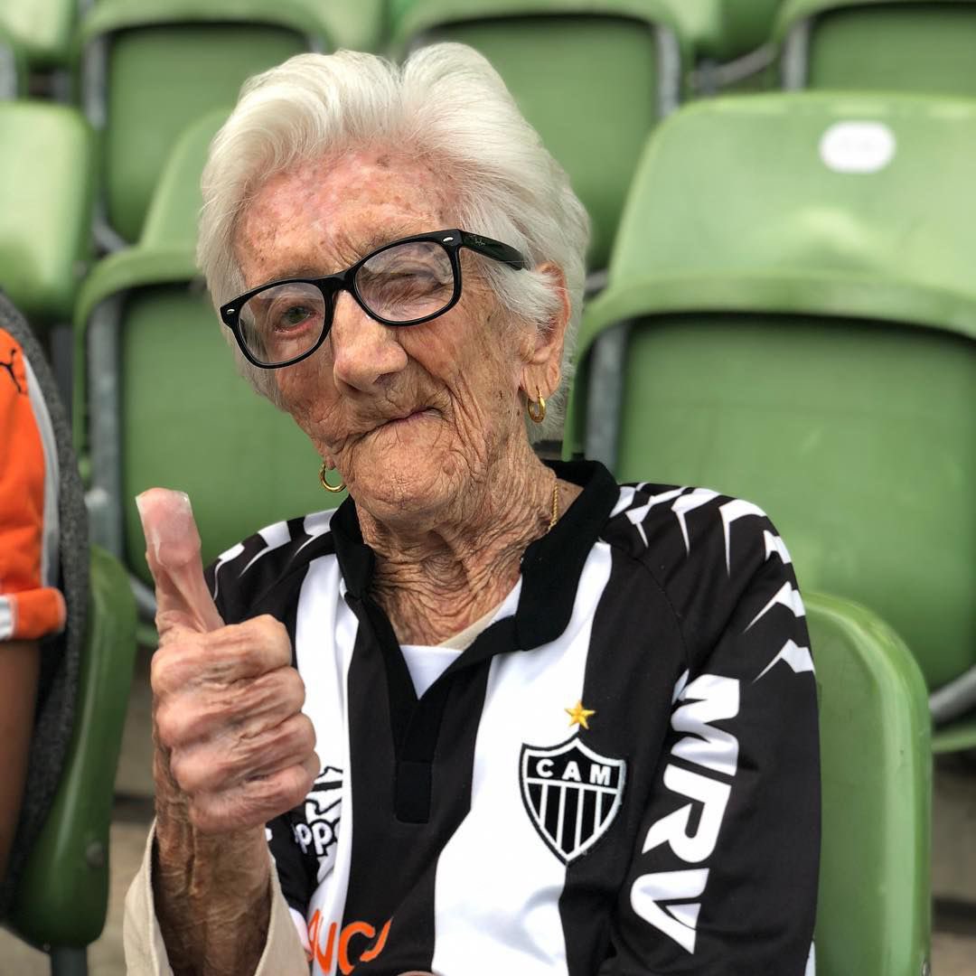Atletico's tweet photo. Homenagem a quem faz parte da nossa história! 🐓🏴🏳️

Neste domingo (26/4), a Galeria da Memória Atleticana, na @ArenaMRV, será palco de mais uma série de homenagens do Clube Atlético Mineiro, do Centro Atleticano de Memória (@GaloDigital) e do @InstitutoGalo.

No pré-jogo de Galo x Flamengo, pelo Brasileirão, cinco torcedores ilustres serão reconhecidos e eternizados na Casa do Galo por sua contribuição à identidade atleticana: Lambreta, Maria Pretinha, Sempre, Tia Célia e Vovó do Galo.

Saiba mais: https://t.co/fR8DT5Y0FN

📸: oficialvovodogalo (Instagram)