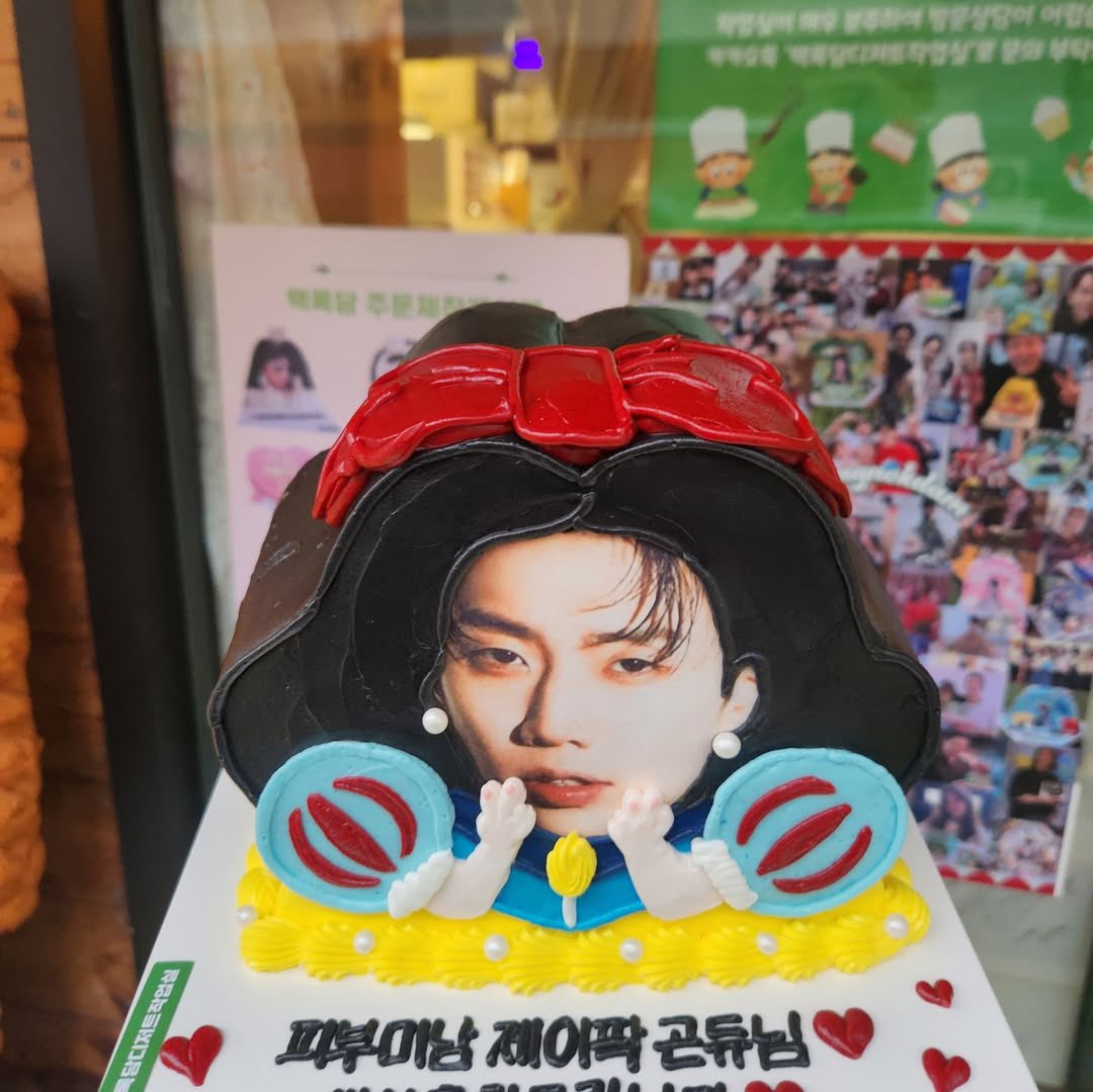 С днём рождения 🎂🥳тебя прекрасный человечек желаю тебе всего самого наилучшего счастья здоровья ярких улыбок на пути и чтобы тебя окружали добрые любящие заботливые люди оставайся всегда таким ярким улыбчивым и позитивным человечком люблю тебя❤️<a href="/JAYBUMAOM/">JAY BUM PARK</a>💋