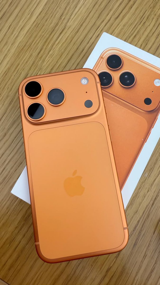 m1fffy0_0's tweet image. Ok be honest which one should i get?! I got some money and genuinely need a new phone too #s26ultra #iphone17pro