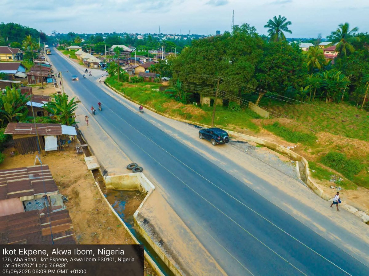 BusybrainDaniel's tweet photo. The Dualization of Aba-Ikot Ekpene Road project is nearing completion.
A testament of President Tinubu's infrastructural Legacy. 

#MinisterDavidUmahi
#MinistryOfWorks
#FederalGovtOfNigeria
#AkwaIbomFieldSupervision https://t.co/ex8vm7bmhx