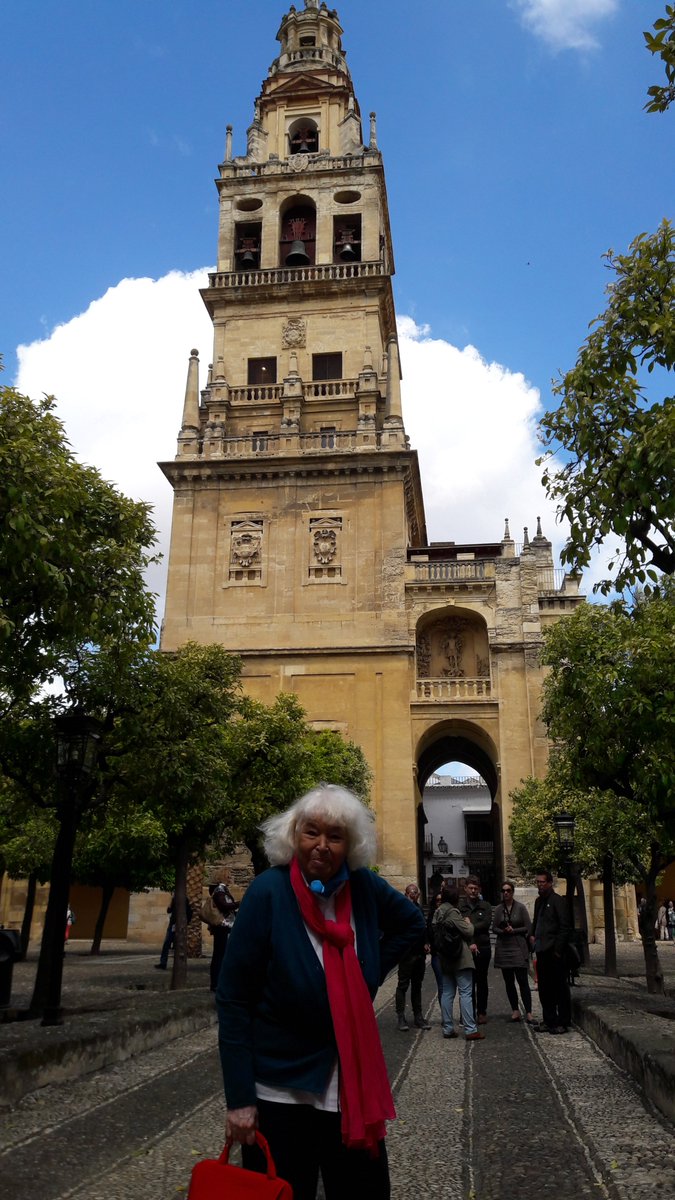 NawalElSaadawi1's tweet photo. "أخطر أنواع السجون هو السجن الذي لا جدران له ولا قضبان.. السجن الذي تدخله بكامل إرادتك ظناً منك أنه يحميك، وهو في الحقيقة يصادر عقلك وحريتك باسم العادات أو التقاليد." #نوال_السعداوي https://t.co/YiccWxujw3