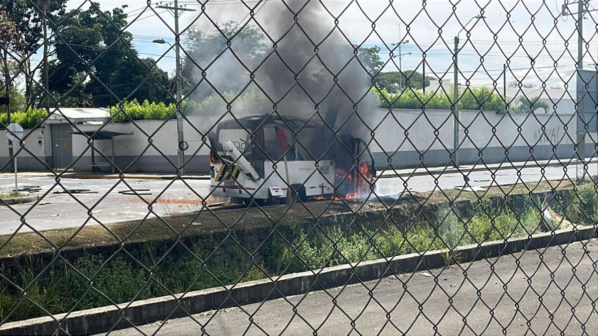 Mi rechazo total por el atentado terrorista de esta mañana en Cali en el Batallón Pichincha del Ejército Nacional. 

Mi solidaridad con el pueblo caleño y nuestros militares. Afortunadamente se evitó la afectación a personas. 

Esta es la paz total de Petro. Toda la criminalidad