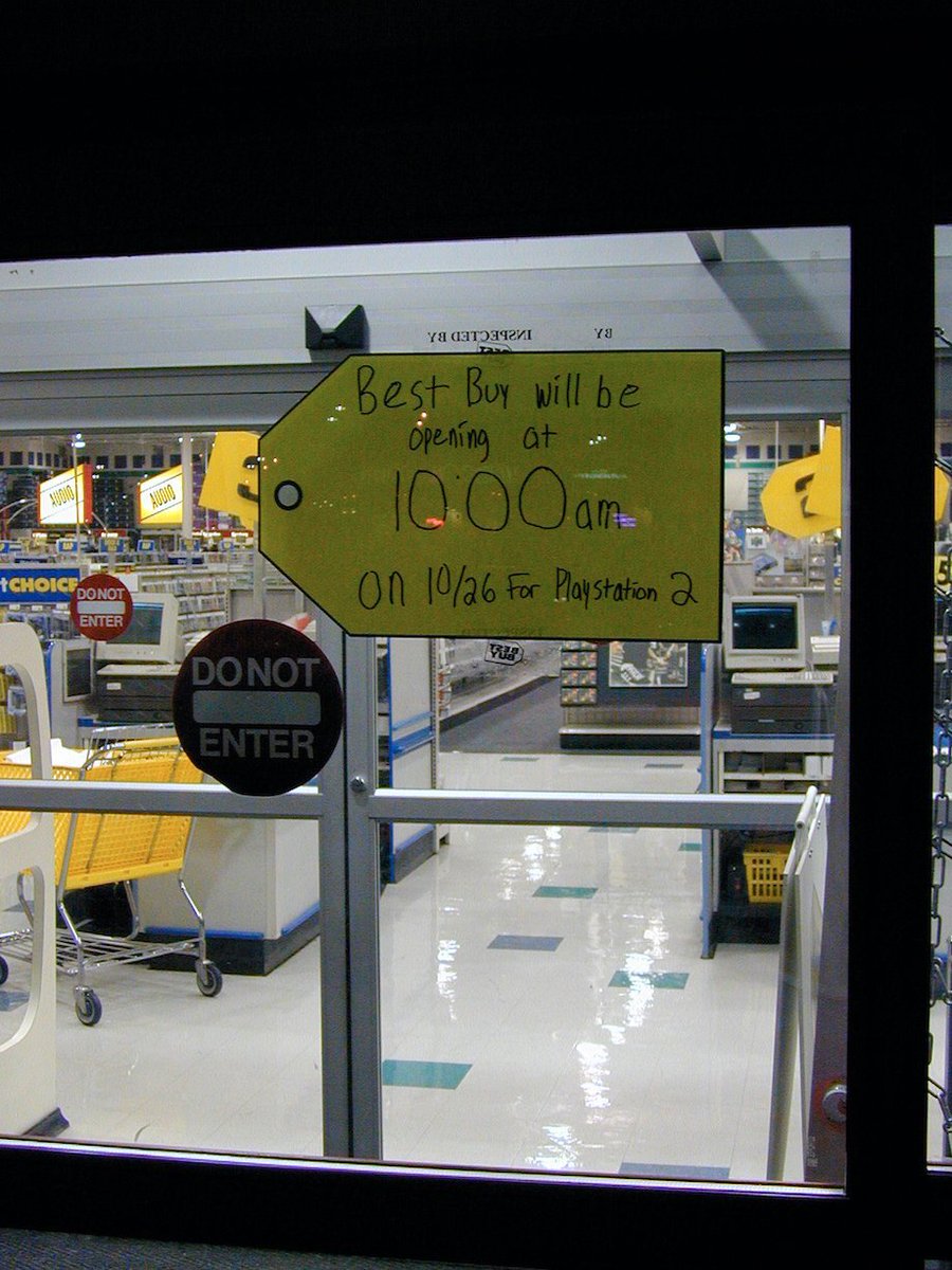 NostalgiaFolder's tweet photo. PlayStation 2 launch at Best Buy (2000) https://t.co/z89SJlV04a